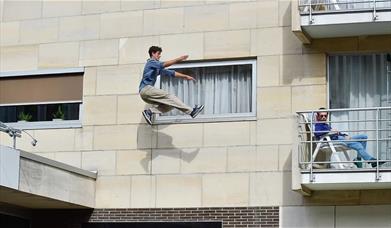 Follow two ‘urban acrobats’ on a surprising and interactive journey