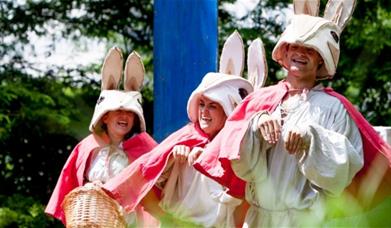 An enchanting re-telling of the Beatrix Potter classic The Tale of Peter Rabbit and Benjamin Bunny.