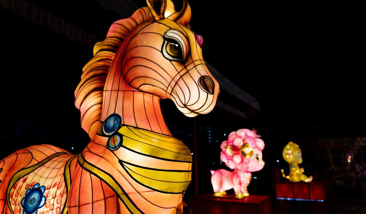 In this session, children will recreate these spirited and passionate drawings on a hanging scroll