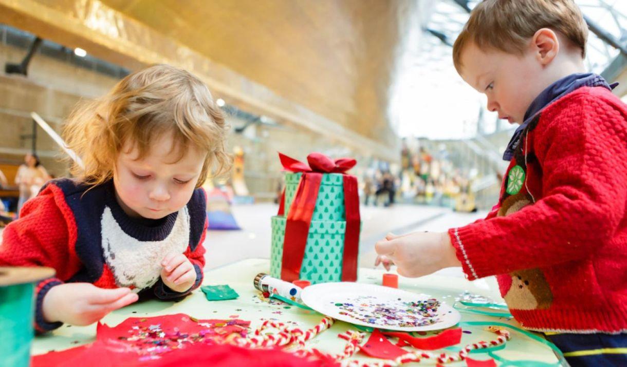 Give gilding a go and create your very own Christmas decoration to add a golden sparkle to your Christmas tree!