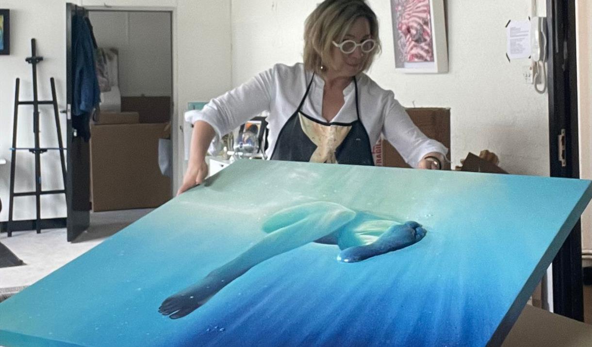 Meet the visual artist, Carolina Kollmann and perceive her world and learn about her mixed media process and how to appreciate it