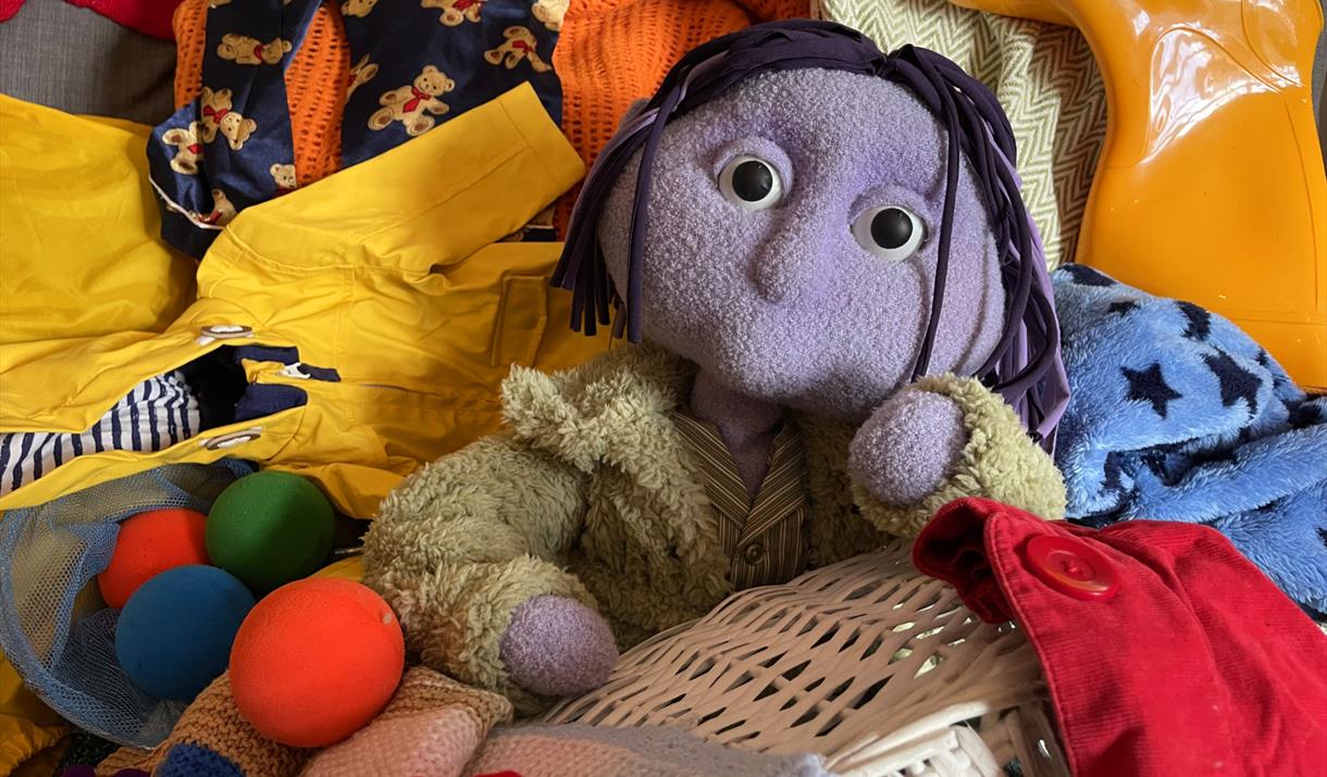Join Princess Olive on a thrilling quest to find the legendary Tidy Up Troll to help clean her room before the Troll Queen’s palace party!