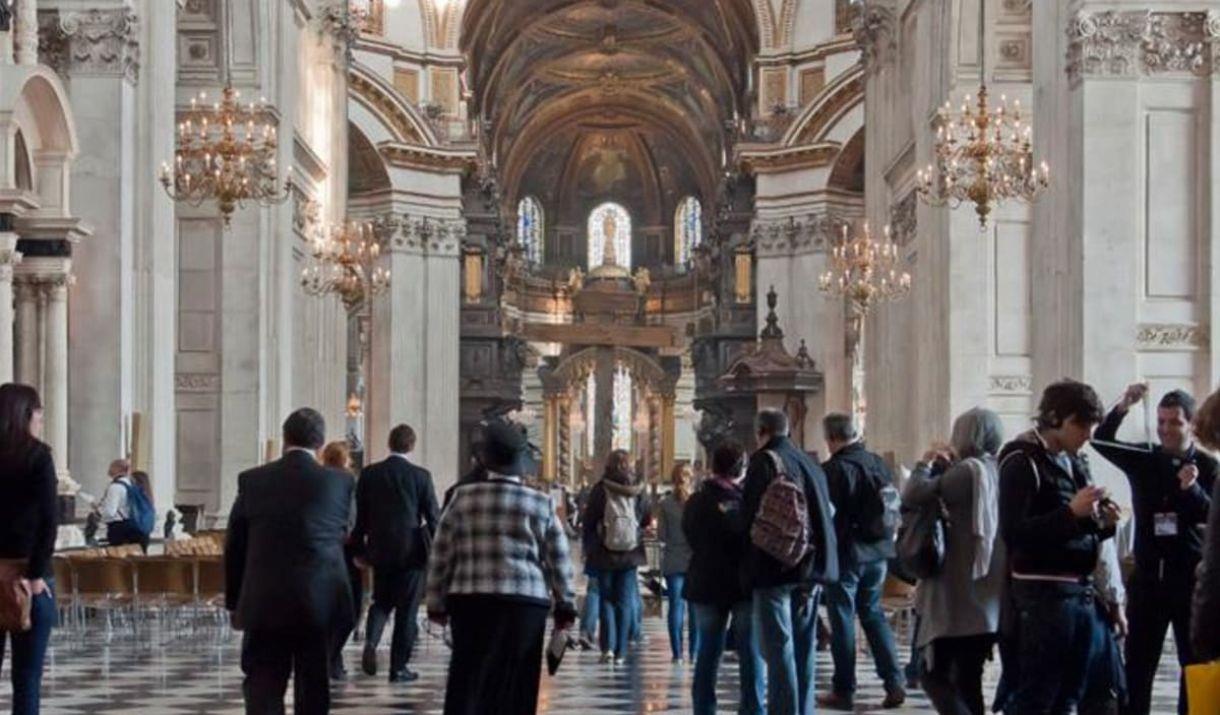 Enjoy a whistle stop tour of London’s famous monuments and marvel at the history of London’s modern masterpieces from the comfort of your seat
