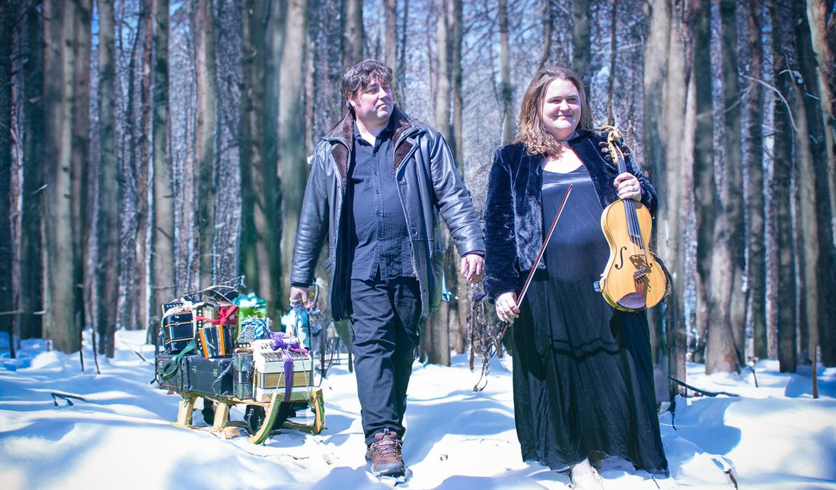 Contemporary folk musicians Jackie Oates and John Spiers bring their breadth of experience and shared love of English traditional folk tunes and songs