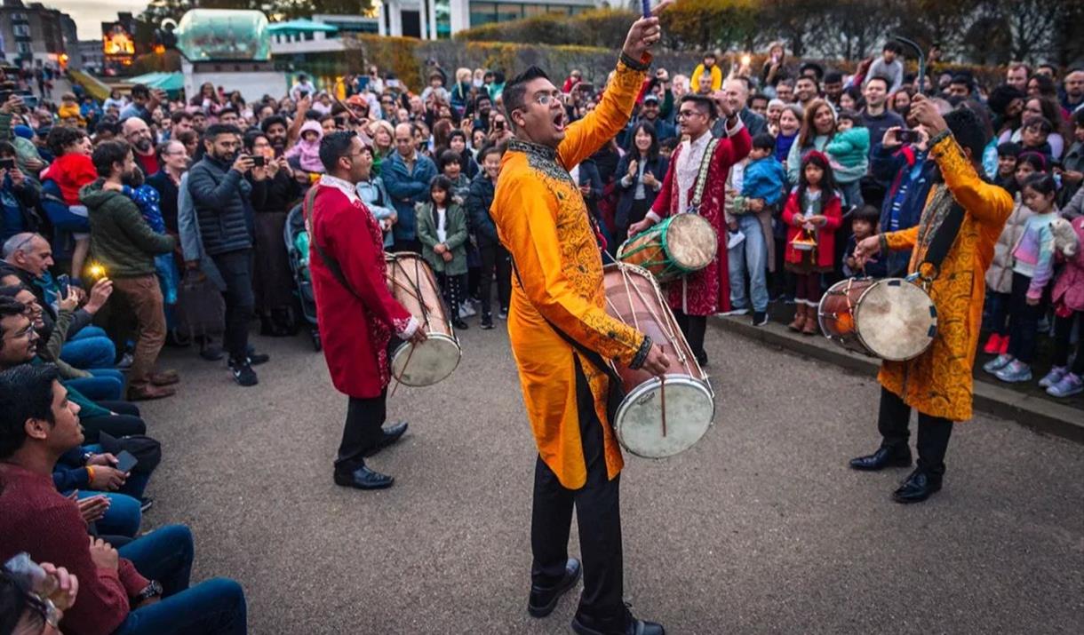 The day’s festivities culminate with a lantern parade through the Museum grounds, accompanied by the exhilarating beats of Eternal Taal’s Dhol drummer
