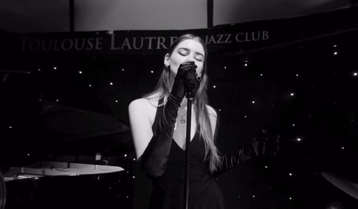 Live music with a special performance from jazz and blues vocalist, Aly Berry
