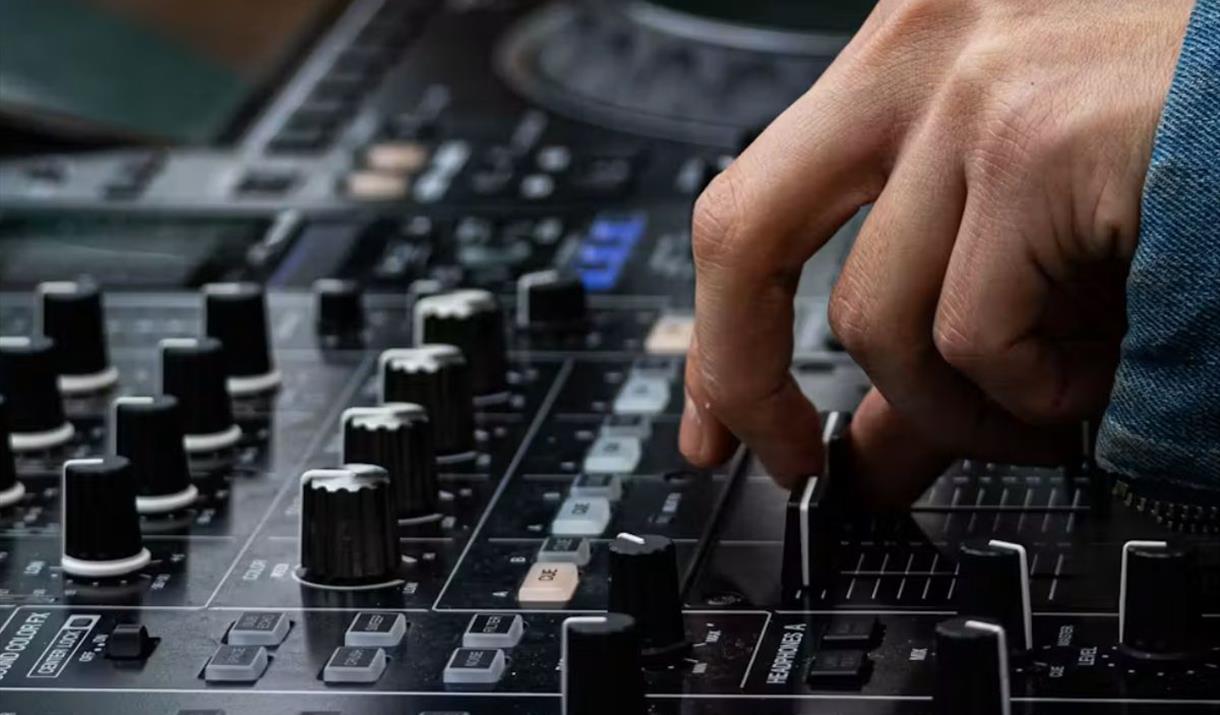 Looking for the perfect way to spend your weekend evenings at Greenwich Peninsula? Head down to The Dial for great music and good vibes.