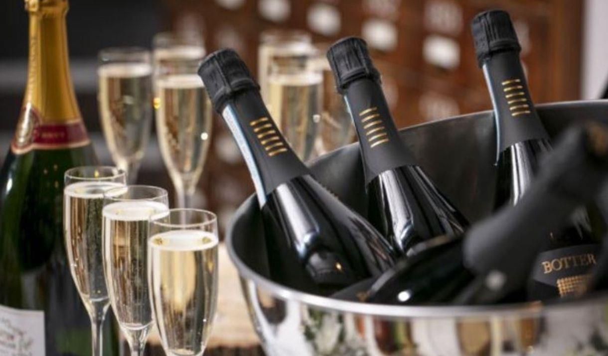 Come and enjoy a  fabulous dinner with live music from acoustic duo, Wandering West