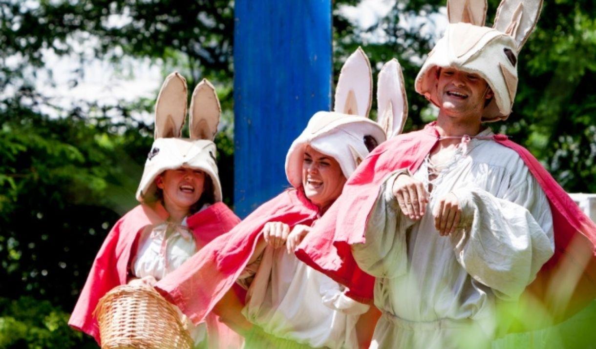 An enchanting re-telling of the Beatrix Potter classic The Tale of Peter Rabbit and Benjamin Bunny.