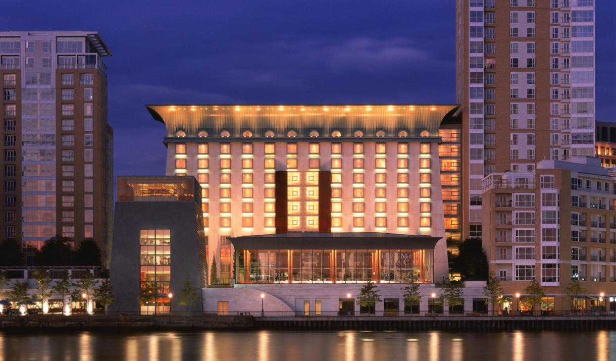 Canary Riverside Plaza Hotel