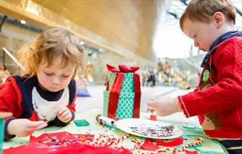 Give gilding a go and create your very own Christmas decoration to add a golden sparkle to your Christmas tree!