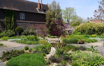 Join Dr Stella Butler for a talk and dive into the fascinating history of the making of Charlton House Gardens from 1607-1925