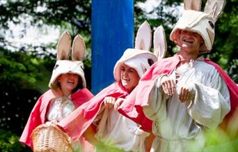 An enchanting re-telling of the Beatrix Potter classic The Tale of Peter Rabbit and Benjamin Bunny.