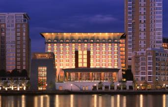 Canary Riverside Plaza Hotel