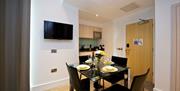 Staycity Greenwich High Road - Kitchenette and Dining Area