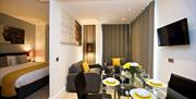 Staycity Greenwich High Road - Room and Lounge