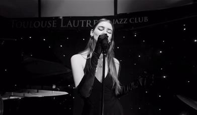 Live music with a special performance from jazz and blues vocalist, Aly Berry