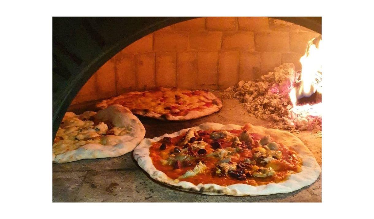 Serving freshly baked wood fired pizza at your doorstep